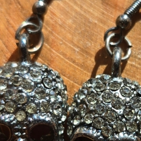 Skull earrings with rhinestones. - Picture 4 of 4